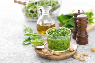 Fındıklı ıspanak pesto sosu, parmesan peyniri ve zeytinyağı.
