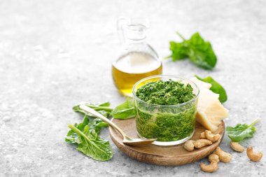 Fındıklı ıspanak pesto sosu, parmesan peyniri ve zeytinyağı.