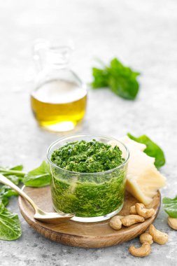 Fındıklı ıspanak pesto sosu, parmesan peyniri ve zeytinyağı.