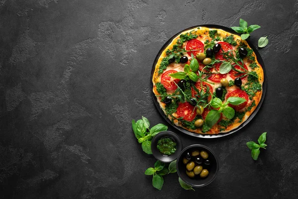 ピザだ緑のバジルのペストソースと伝統的なイタリアのピザ トップビュー — ストック写真