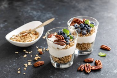 Ricotta peyniri, granola ve cevizli yabanmersini parfe.