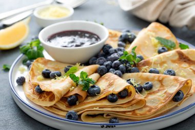 Krep, yaban mersini reçelli ince krep ve limon aromalı taze böğürtlen.