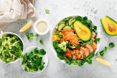 Mangalda tavuk göğsü, avokado ve öğle yemeği için taze sebze salatası.