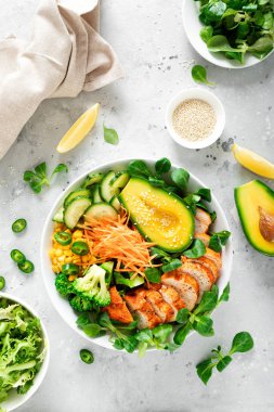 Mangalda tavuk göğsü, avokado ve öğle yemeği için taze sebze salatası.