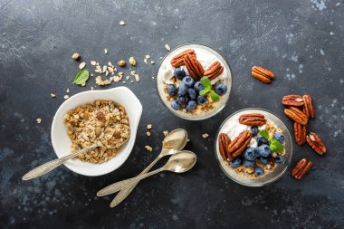 Ricotta peyniri, granola ve cevizli yabanmersini parfe.