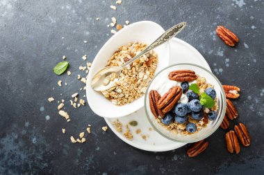 Ricotta peyniri, granola ve cevizli yabanmersini parfe.