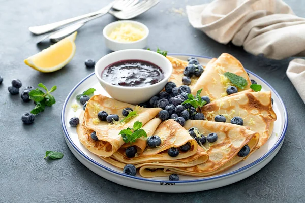 Crepes Panqueques Finos Con Mermelada Arándanos Bayas Frescas Con Ralladura — Foto de Stock