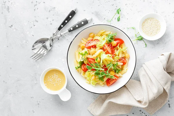 Ensalada Pasta Con Tomate Fresco Garbanzo Lechuga Brotes Guisante Tazón —  Fotos de Stock