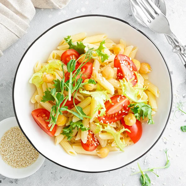 Ensalada Pasta Con Tomate Fresco Garbanzo Lechuga Brotes Guisante Tazón —  Fotos de Stock