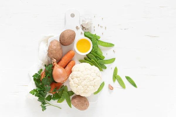 Φρέσκα Ωμά Λαχανικά Λευκό Τραπέζι Κουζίνας Μαγειρικό Υπόβαθρο Κορυφαία Άποψη — Φωτογραφία Αρχείου