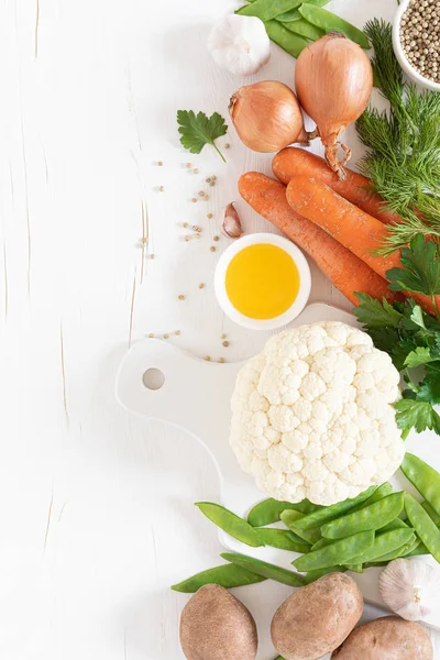 Verse Rauwe Groenten Witte Keukentafel Culinaire Achtergrond Bovenaanzicht — Stockfoto