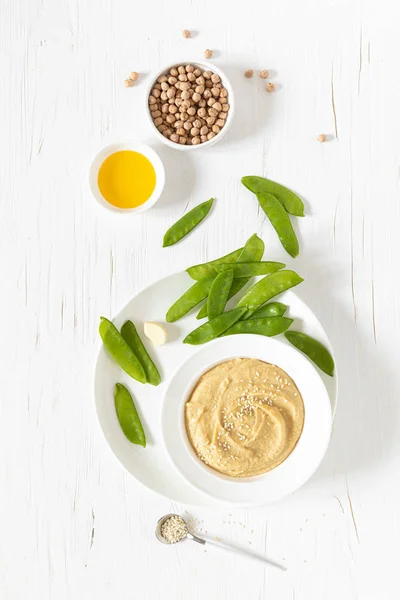 Hummus Grão Bico Caseiro Servido Com Ervilhas Verdes Conceito Comida — Fotografia de Stock