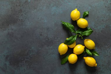 Yapraklı taze limonlar, limonata karışımı.