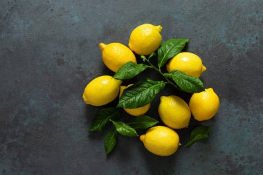 Yapraklı taze limonlar, limonata karışımı.