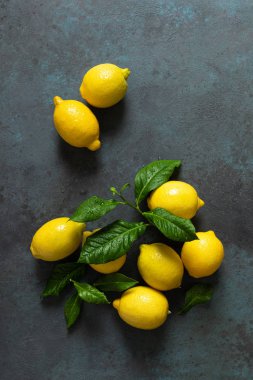 Yapraklı taze limonlar, limonata karışımı.