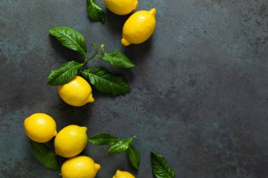 Yapraklı taze limonlar, limonata karışımı.