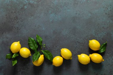 Yapraklı taze limonlar, limonata karışımı.