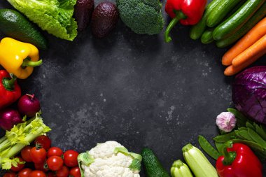 Sağlıklı yemek, taze çiğ organik sebzeler, temiz yemek, vejetaryen gıda konsepti, üst görünüm.