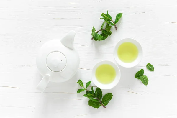 Зеленый Мятный Чай Свежими Листьями Чашках Чайник Над Головой Белом — стоковое фото