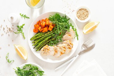 Izgara tavuk göğsü, tereyağlı fileto ya da balkabağı, yeşil fasulye ve taze roka salatası, sağlıklı yemek, üst görünüm.