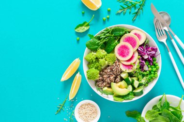 Quinoa, salatalık, yeşil bezelye, turp, Romanesco ve kırmızı lahana, avokado, ıspanak ve roka salatası, sağlıklı beslenme, vejetaryen gıda konsepti, vejetaryen detoks ve antioksidan diyet içeren vejetaryen yemek kasesi.