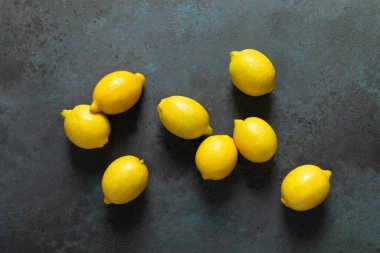 Masada taze limonlar, C vitamini konsepti, üst görünüm