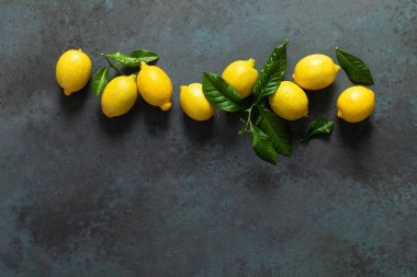 Yapraklı taze limonlar, limonata karışımı.