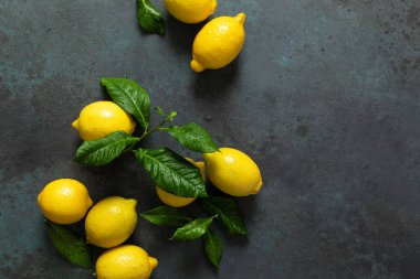 Yapraklı taze limonlar, limonata karışımı.