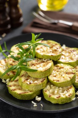 Izgara kabak, sarımsak ve biberiyeli kabak.