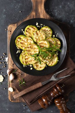 Izgara kabak, sarımsaklı ve biberiyeli kabak.