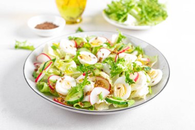 Taze sebze salatası, salatalık, turp, marul ve haşlanmış yumurta. Sağlıklı yiyecekler. Üst Manzara. Düz yatıyordu