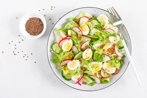 Frischer Gemüsesalat Mit Gurken Rettich Salat Und Gekochten Eiern Helathy — Stockfoto