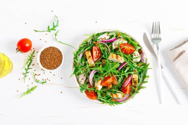 Kızarmış tavuk filetosu, göğüs, domates ve roka ile taze sebze salatası.