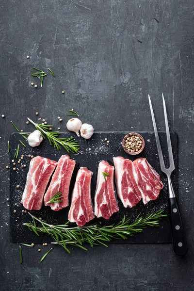 Свежее Сырое Мясо Свиные Ребрышки Ингредиентами Приготовления Пищи Черном Фоне — стоковое фото