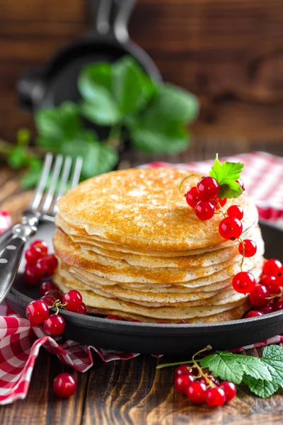 Crepes Franceses Finos Empilhados Com Bagas Frescas Mesa Rústica Madeira — Fotografia de Stock