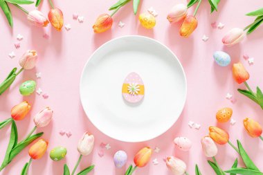 Paskalya düzlüğü tatil süslemeleri, şenlik arka planı veya duvar kağıdı, tebrik kartı, üst görünüm