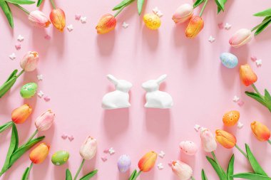 Paskalya düzlüğü tatil süslemeleri, şenlik arka planı veya duvar kağıdı, tebrik kartı, üst görünüm