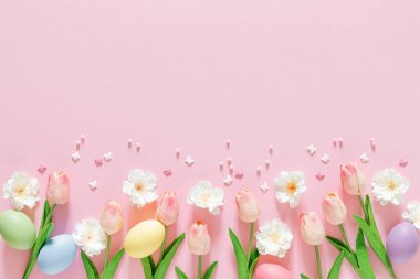 Paskalya düzlüğü tatil süslemeleri, şenlik arka planı veya duvar kağıdı, tebrik kartı, üst görünüm