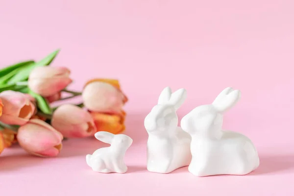 Decoraciones Pascua Sobre Fondo Rosa Con Flores Primavera Tarjeta Felicitación —  Fotos de Stock