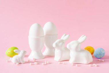 Pembe arka planda Paskalya bayramı süslemeleri, kutlama kartı.