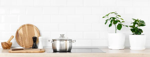 Interior Cocina Moderna Blanca Con Encimera Madera Utensilios Cocina Concepto — Foto de Stock
