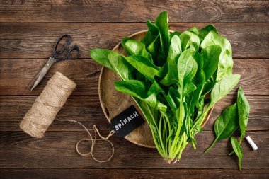 Kırsal ahşap arka planda taze ıspanak paketi