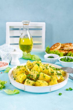 Tereyağlı, dereotlu ve yeşil soğanlı haşlanmış patates.