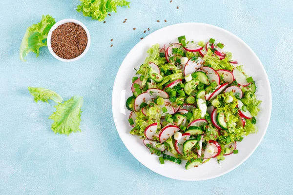 Čerstvý Zeleninový Salát Ředkvičkami Okurkami Salátem Kopru Zelenou Cibulí — Stock fotografie