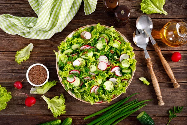 Čerstvý Vegetariánský Zeleninový Salát Ředkviček Okurek Salátu Kopru Zelené Cibule — Stock fotografie