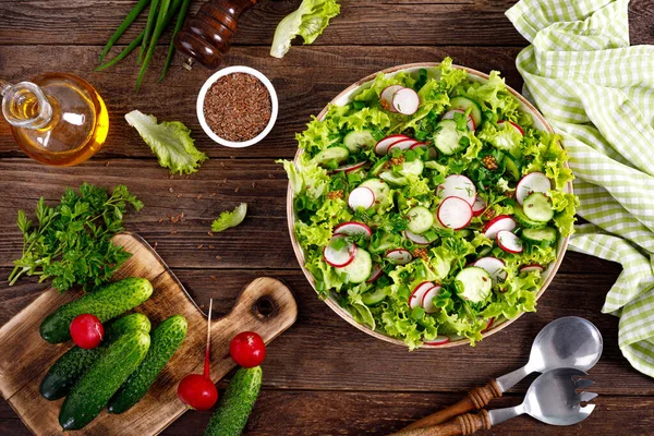 Ensalada Vegetariana Fresca Rábano Pepinos Lechuga Eneldo Cebolla Verde Comida —  Fotos de Stock