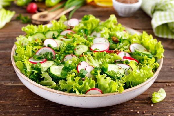 Ensalada Vegetariana Fresca Rábano Pepinos Lechuga Eneldo Cebolla Verde Comida —  Fotos de Stock