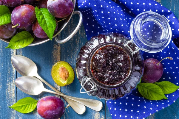 Plommonsylt Glasburk Och Färska Frukter Med Blad — Stockfoto