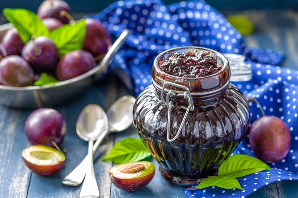 Pruimenjam Een Glazen Pot Vers Fruit Met Bladeren — Stockfoto