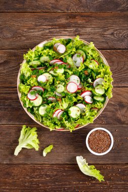 Taze sebze salatası turp, salatalık, marul, dereotu ve yeşil soğan, sağlıklı vejetaryen yemeği.